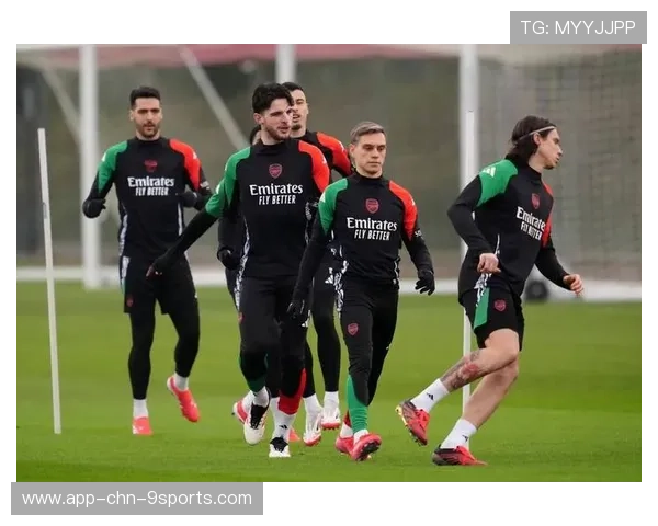 欧冠球队在赛前适应训练中强调压迫细节执行