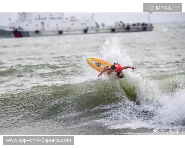 冲浪小将一脚踏浪腾空如海上鸟人 冲浪小将一脚踏浪腾空如海上鸟人
