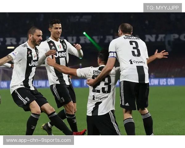 尤文快速倒脚形成空间，基耶萨一脚贴地射门